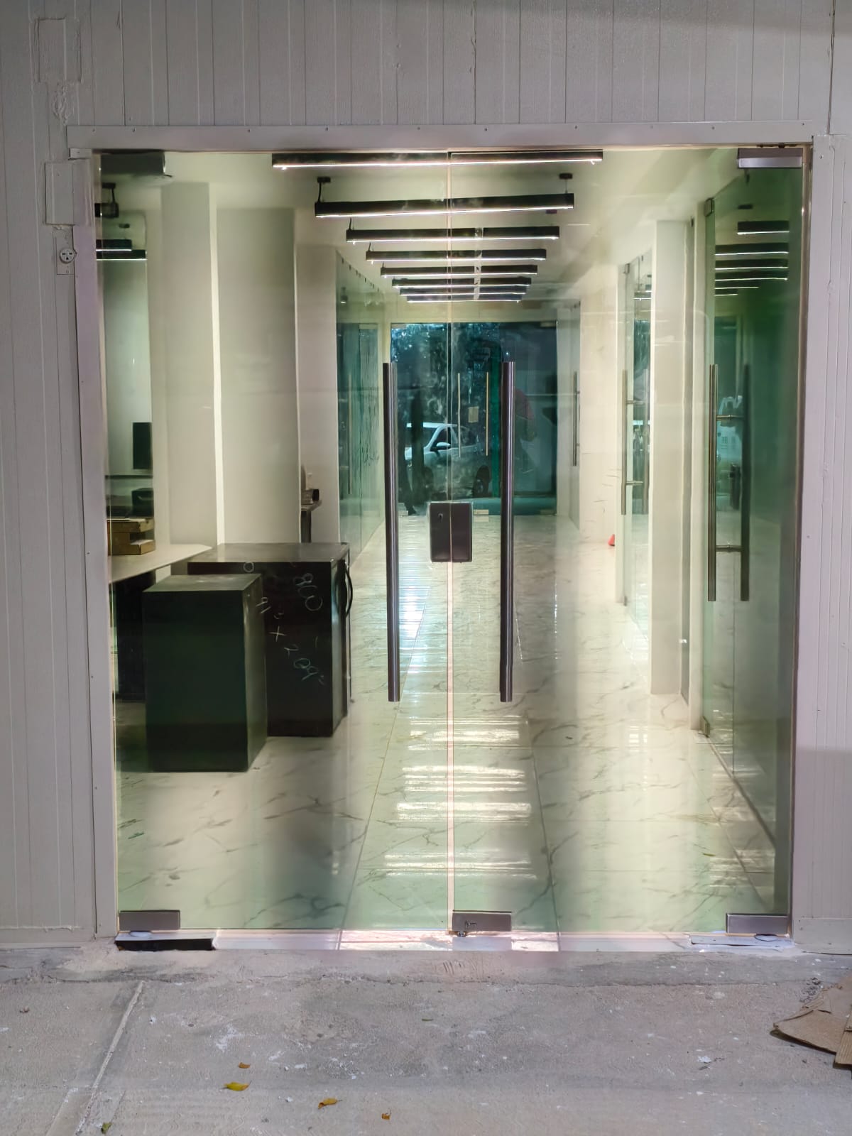 Acceso con puertas de cristal templado