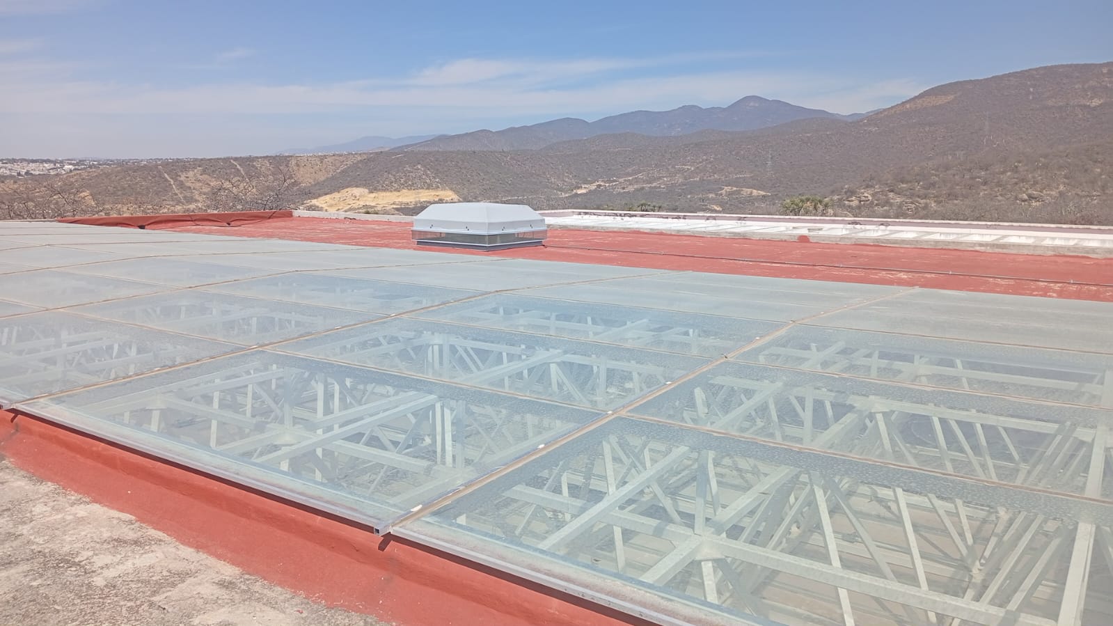 Cubierta de cristal con estructura metálica